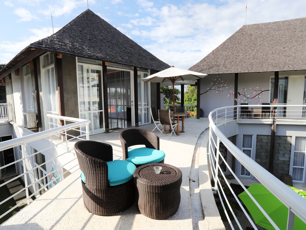 Three-Bedroom Cliff Villa 6